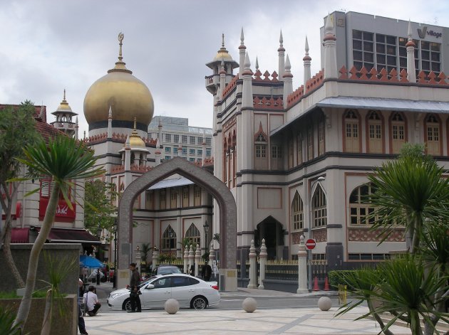 サルタン・モスクの敷地へと続く門と外観